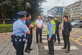 若日尼奥：上赛季未夺冠的经历让球队学到很多 一直在学手语